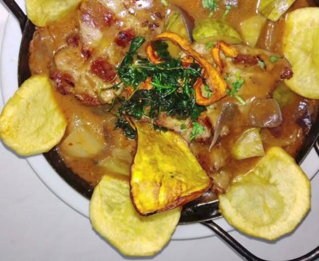 Cazuela de bondiola con papas fritas y hierbas