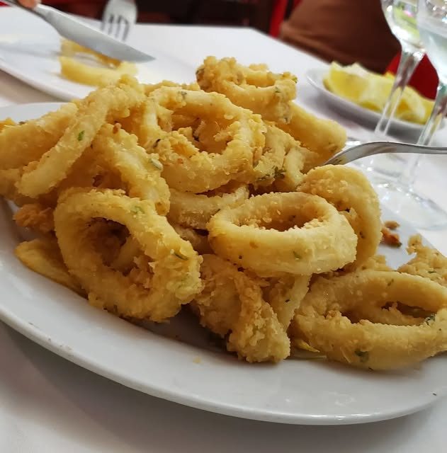 Plato de rabas rebozadas con limón
